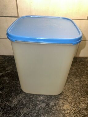 Tupperware Large Modular Mate Airtight Food Storage Container w/ Blue Lid 23 cup